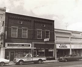 Main St: Montgomery Ward. Submitted by Judy (Wright) Fisher, from WCDPL website.
